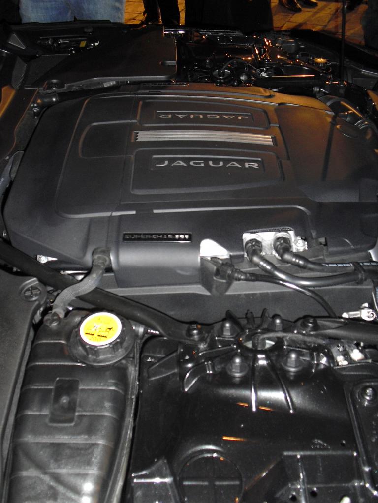 Jaguar F-Type R Coupé: Blick auf den Achtzylinder-Kompressor mit 405/550 kW/PS. 