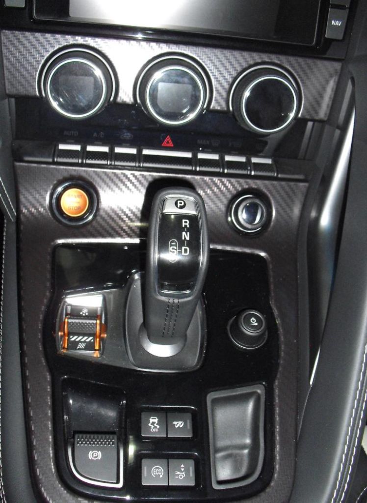 Jaguar F-Type R Coupé: Blick auf den mittleren Armaturenträger. 