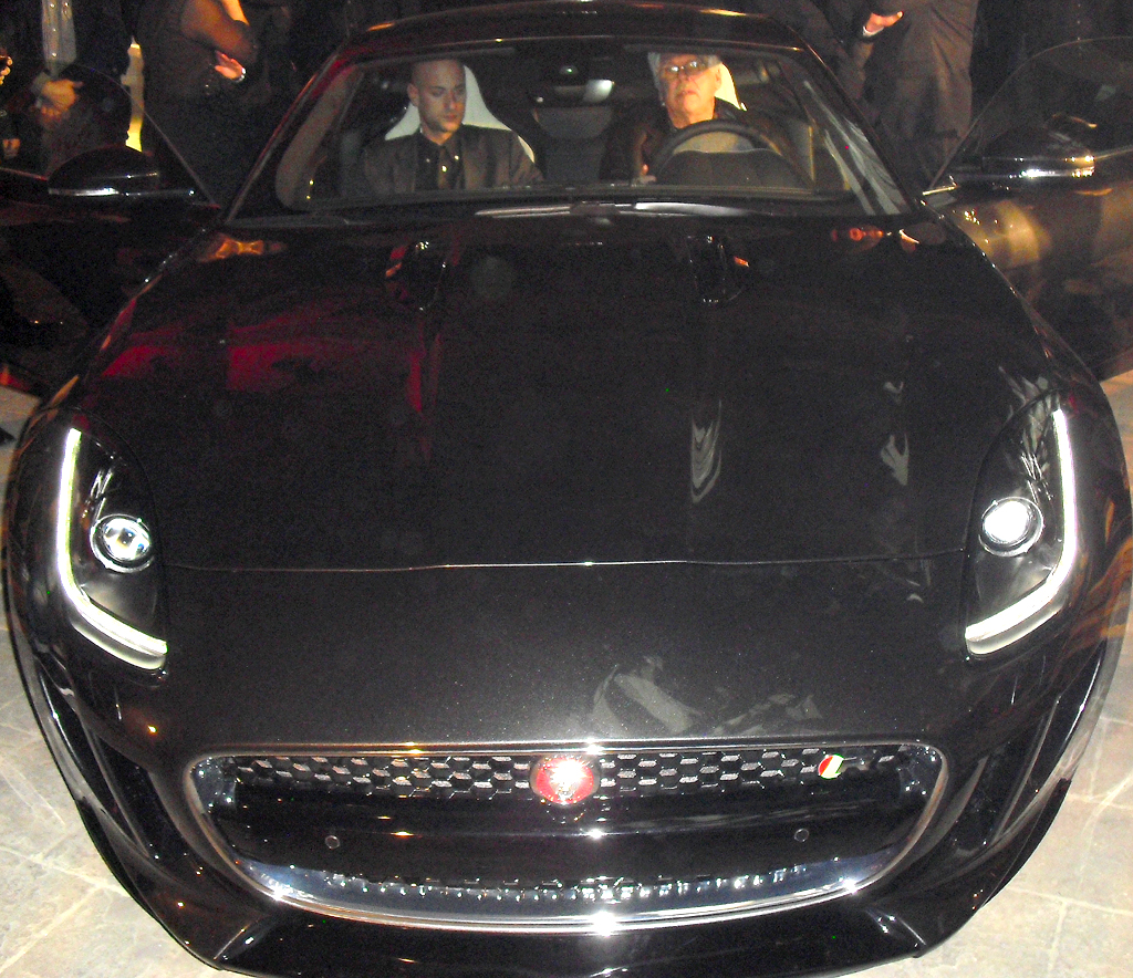 Jaguar F-Type R Coupé: Blick auf die Frontpartie mit Markenemblem und R-Logo im Lufteinlass. 