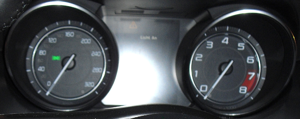 Jaguar F-Type R Coupé: Blick durch den Lenkradkranz auf die Rundinstrumente. 