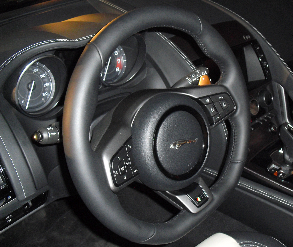 Jaguar F-Type R Coupé: Blick ins Cockpit. 