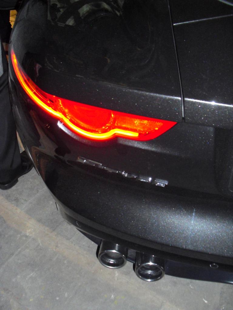Jaguar F-Type R Coupé: Moderne Leuchteinheit in LED-Technologie hinten. 