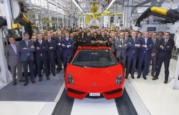 Lamborghinis Stolz fährt in Rot aus der Halle