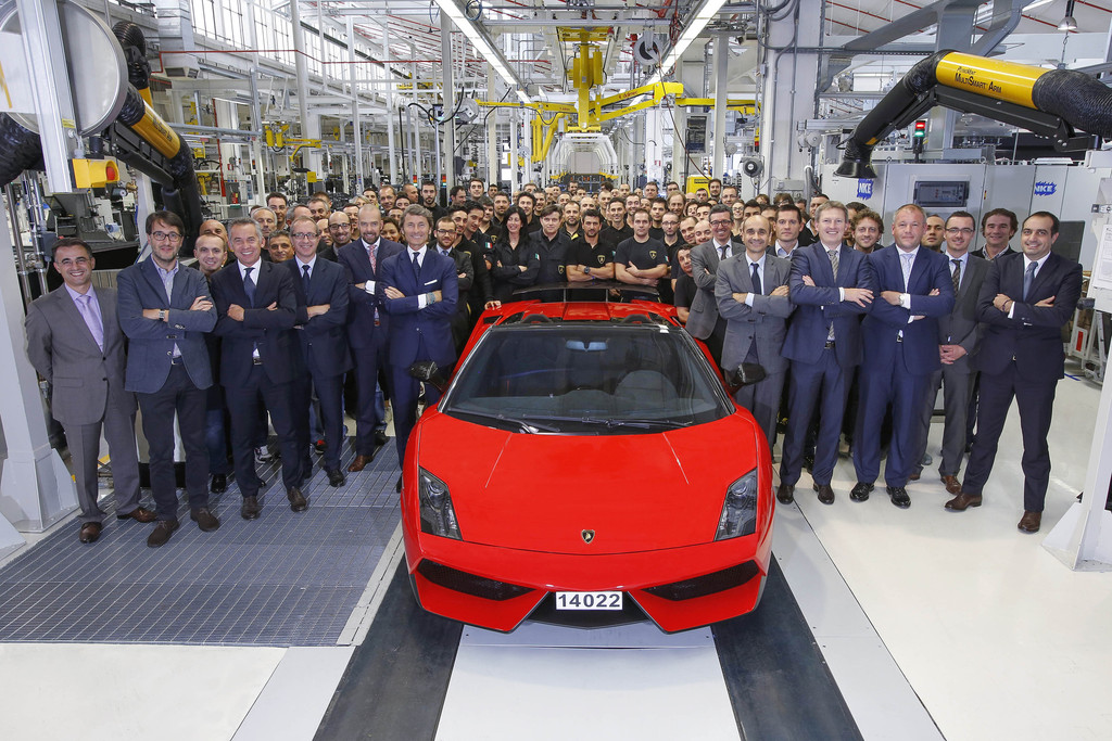 Lamborghinis Stolz fährt in Rot aus der Halle