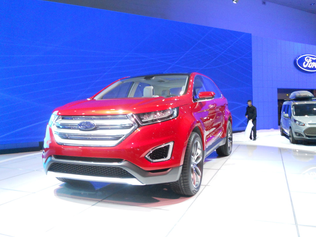 Los Angeles 2013: Ford parkt den Edge per Fernbedienung