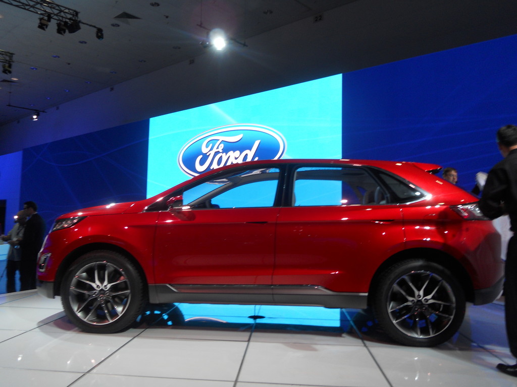 Los Angeles 2013: Ford parkt den Edge per Fernbedienung