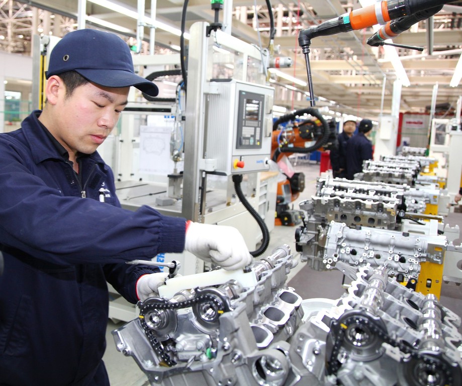 Mercedes-Benz eröffnet erstes Motorenwerk außerhalb Deutschlands