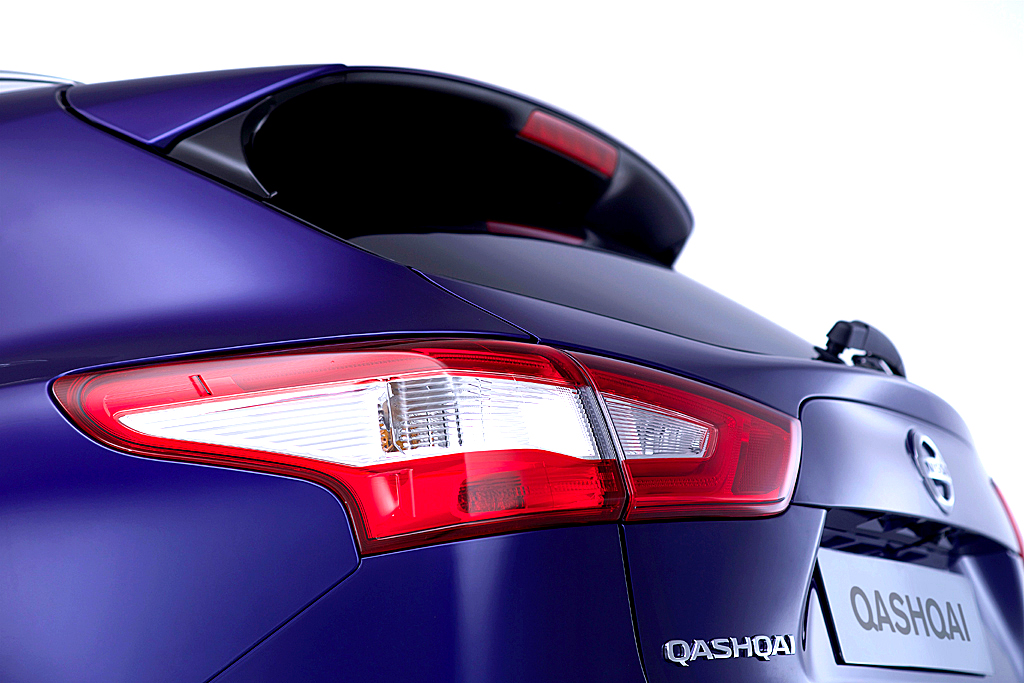 Nissan Qashqai: Blick auf Dachkantenspoiler und Leuchteinheit am Heck. 