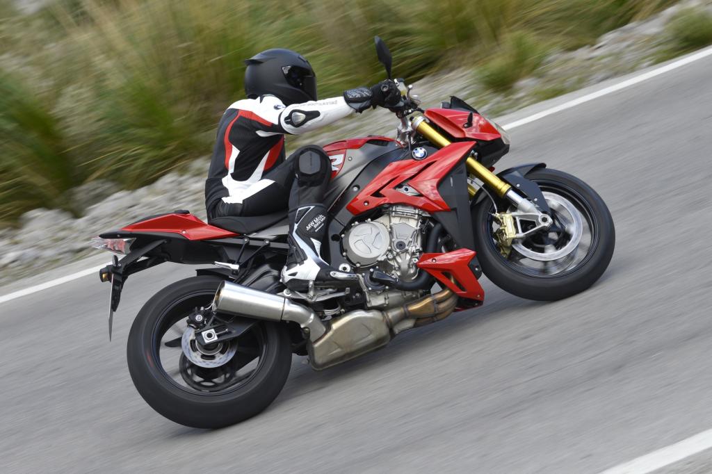 Nur 207 kg bringt die S 1000 R fahrfertig und vollgetankt mit 17,5 l auf die Waage, das macht sie noch leichtfüßiger