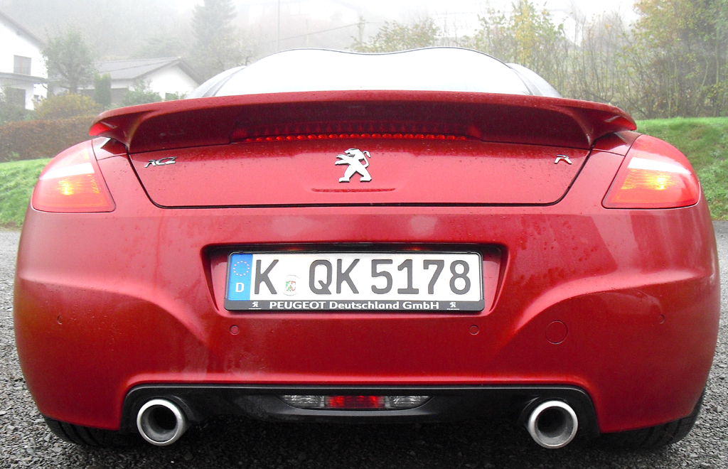 Peugeot RCZ R: Blick auf die Heckpartie mit dem großen Spoiler auf dem Kofferraumdeckel. 