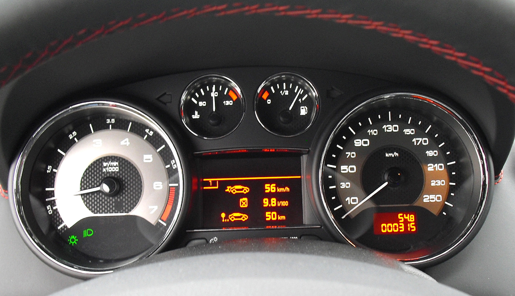 Peugeot RCZ R: Blick durch den Lenkradkranz auf die Rundinstrumentierung. 