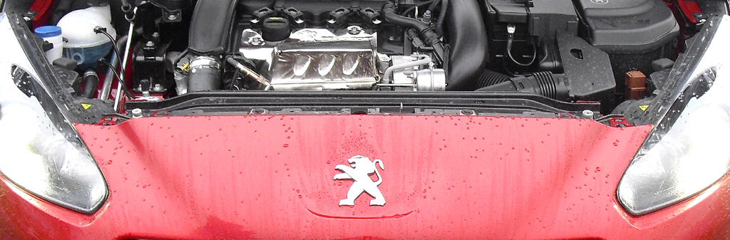 Peugeot RCZ R: Blick unter die Haube auf den 1,6-Liter-Turbo mit 199/270 kW/PS. 