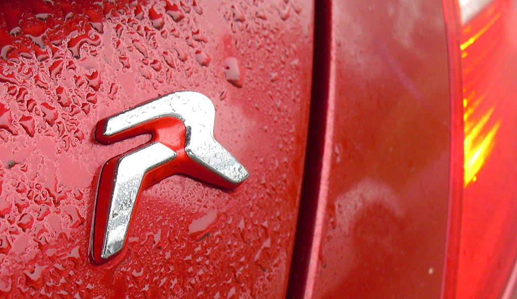 Peugeot RCZ R: Modellkürzel am Heck. 