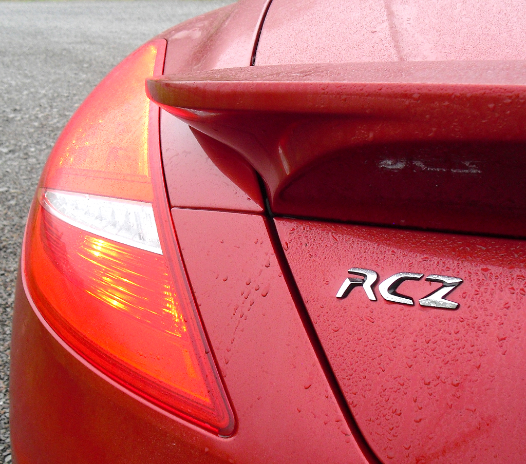 Peugeot RCZ R: Moderne Leuchteinheit hinten mit Baureihen-Kürzel. 