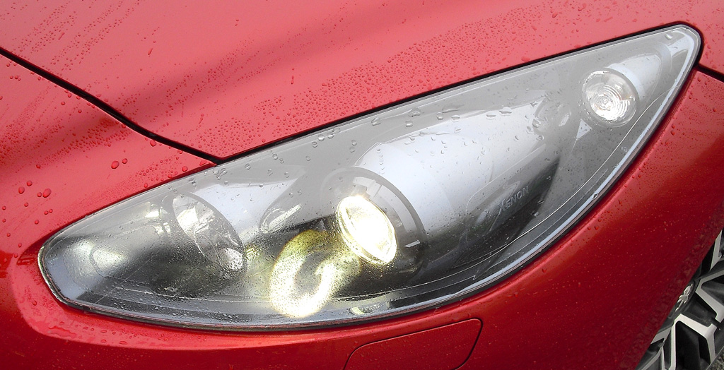 Peugeot RCZ R: Moderne Xenon-Leuchteinheit mit LED-Tagfahrlicht vorn. 