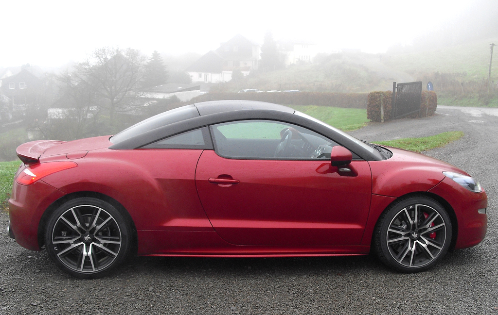 Peugeot RCZ R: So sieht das Spitzenmodell der Sportcoupé-Reihe der Franzosen von der Seite aus. 