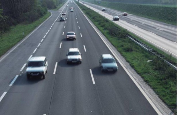 Recht: Schnelles Fahren auf der Autobahn - Haftung auch bei unverschuldetem Unfall