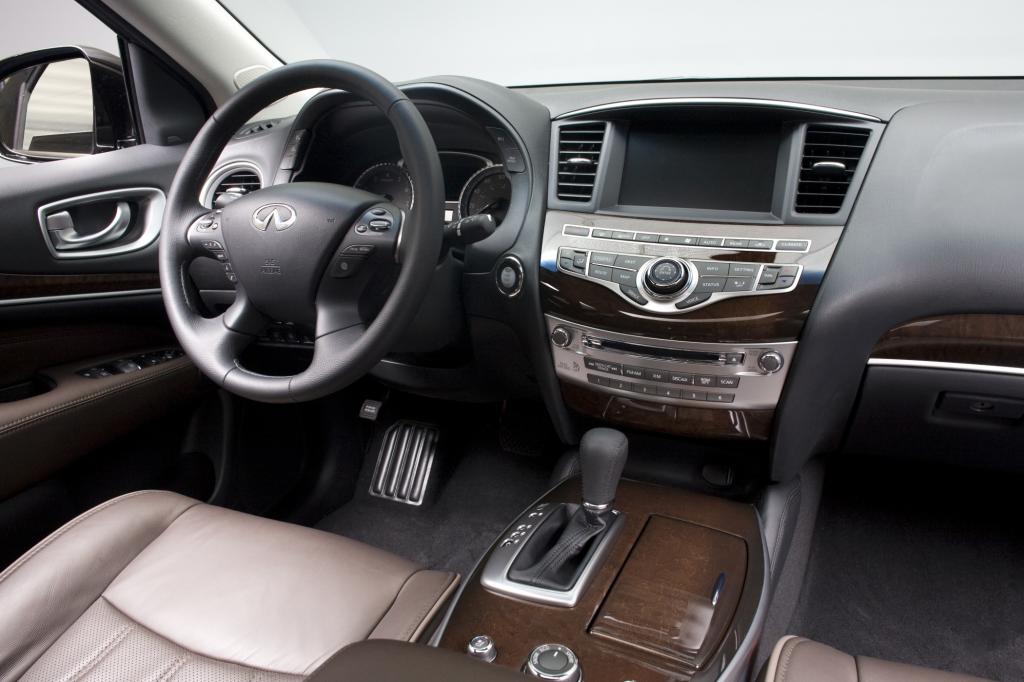 Riesige Sessel wie daheim im Wohnzimmer, üppiges Holzornat und zumindest in den ersten Reihen Platz ohne Ende machen den QX60 zum idealen Reiseauto.