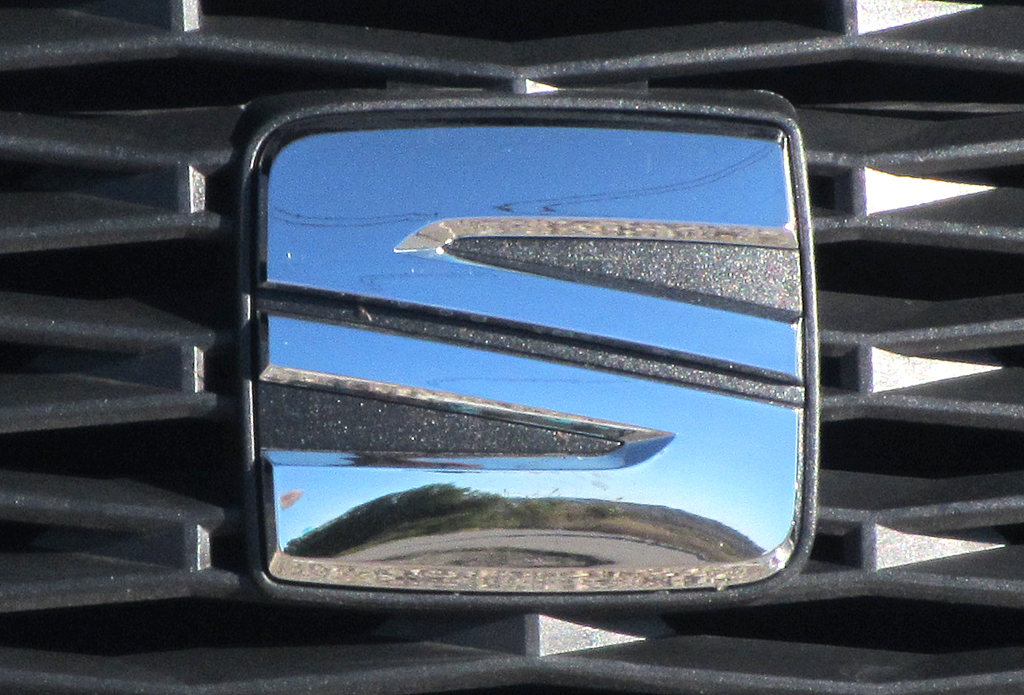 Seat León ST: Das Markenlogo sitzt vorn mittig im Kühlergrill. 