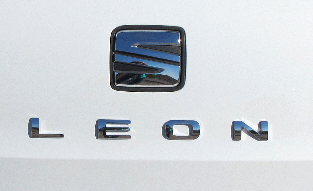 Seat León ST: Markenlogo und Modellschriftzug auf der Heckklappe. 