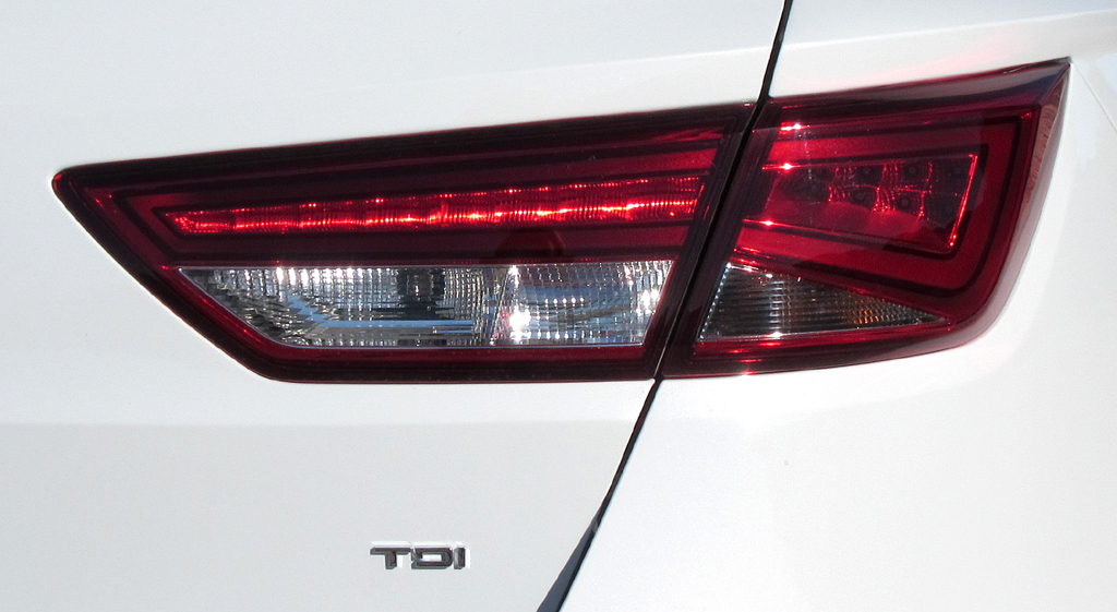 Seat León ST: Moderne Leuchteinheit mit Antriebskürzel, hier für einen Diesel. 