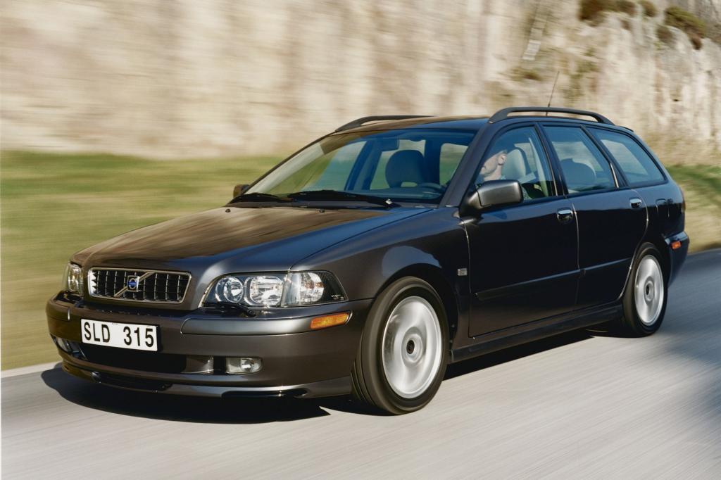 Skandinavisch-sportliches Design und ein Marken-Image, das ihm vorauseilt: Der ältere Volvo V40/S40 (1995 bis 2004) war zu seiner Bauzeit ein beliebtes Mittelklassemodell.