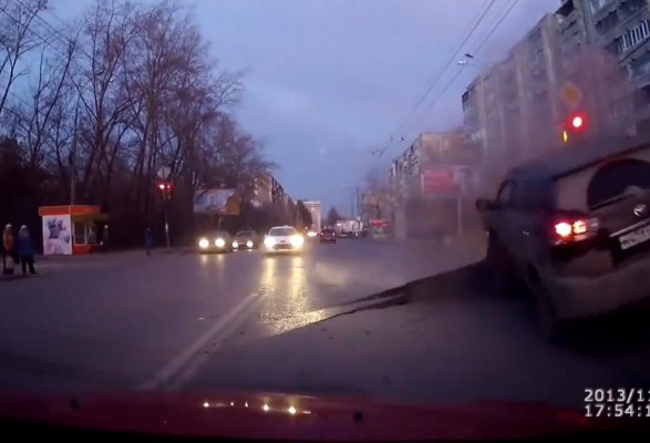 Straße in Russland aufgeplatzt