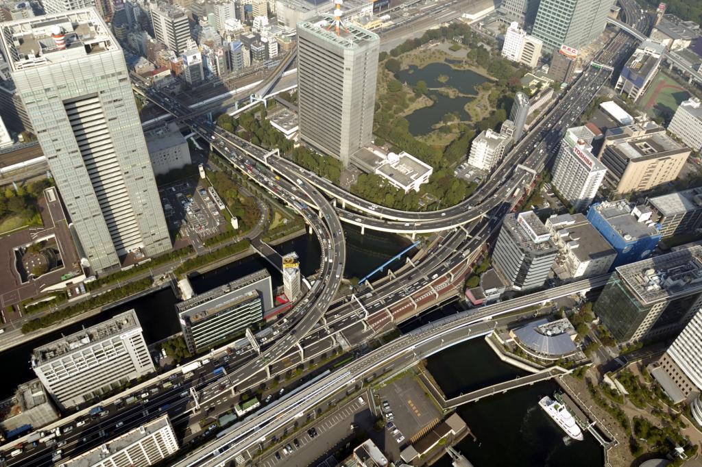 Straßenverkehr in Tokio - High-Tech statt High-Power