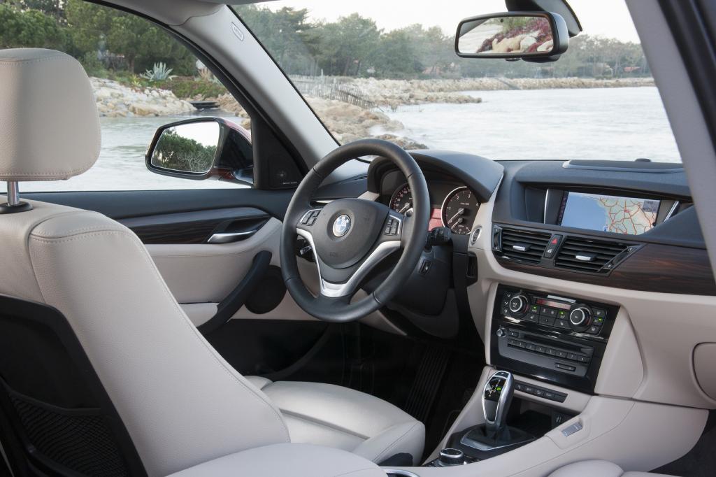  Im Cockpit haben die Münchener beim Facelift Mitte 2012 nachgebessert