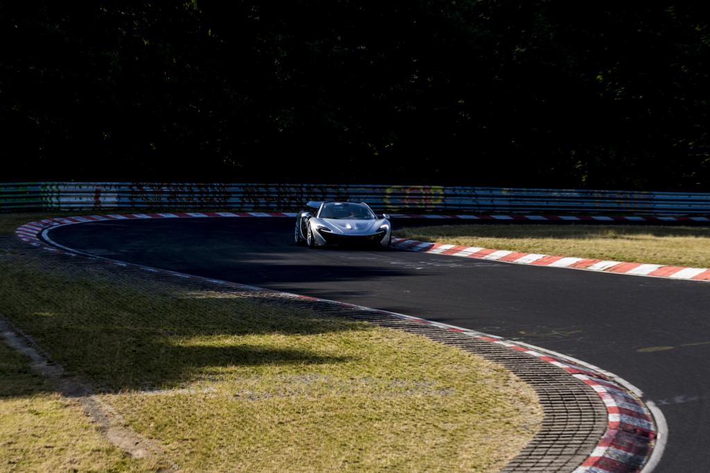674 kW/916 PS hat der Hybrid-Bolide