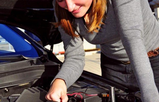 Acht Ladegeräte für Pkw-Batterien im Test