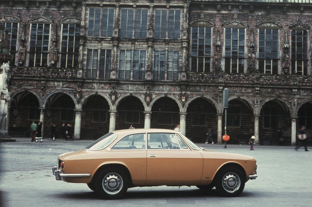 Alfa Romeo Giulia Coupe 1300 GT Junir Bertone Facelift Version