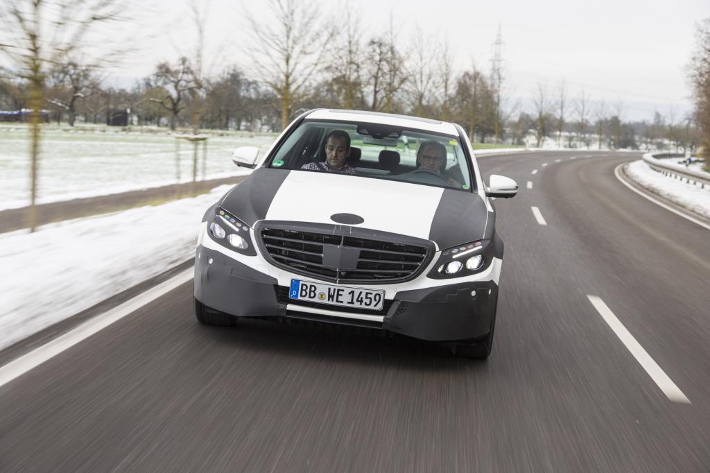 Auch wenn danach 80 Kilo für Komfort und Sicherheit später wieder hinein gepackt wurden, ist die Limousine zwei Zentner leichter als früher.