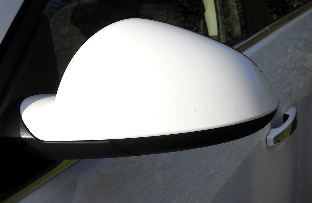 Auto im Alltag: Opel Insignia - Blick auf den Außenspiegel auf der Fahrerseite.