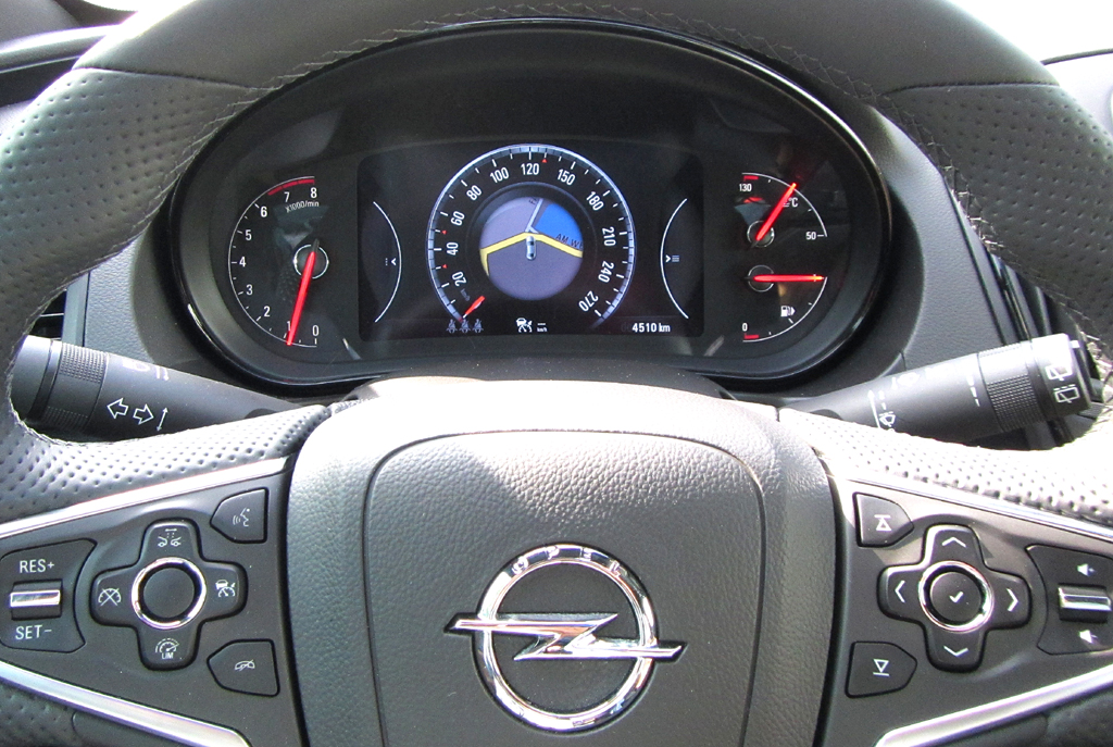 Auto im Alltag: Opel Insignia - Blick durch den Lenkradkranz auf die Rundinstrumentierung.