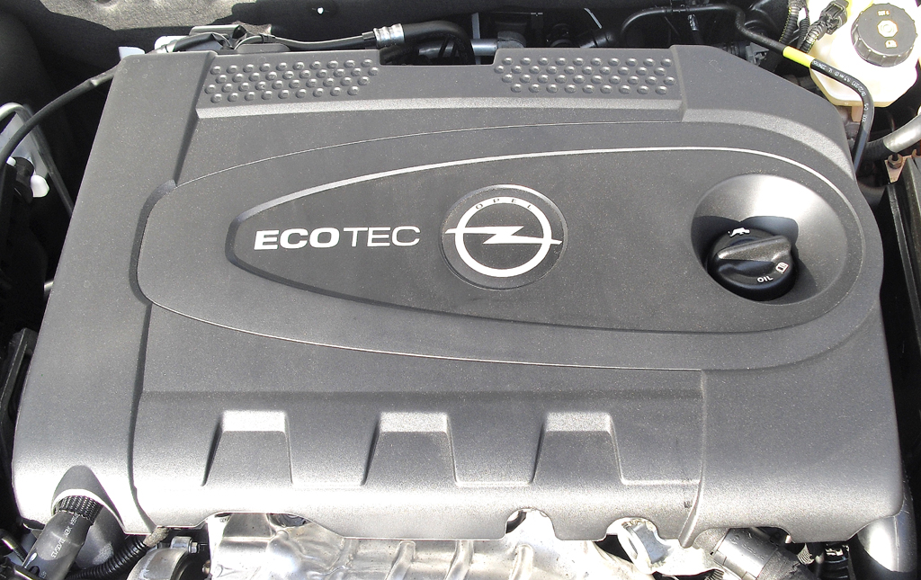 Auto im Alltag: Opel Insignia - Blick unter die Haube auf den 2,0-Liter-Ecoflex-Selbstzünder.