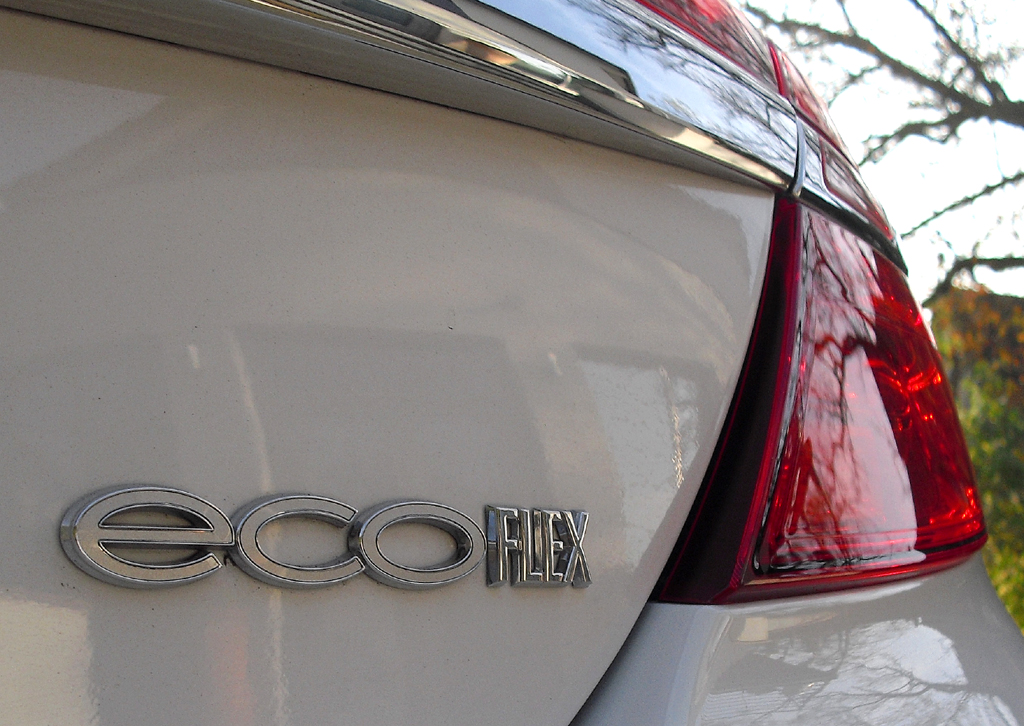 Auto im Alltag: Opel Insignia - Moderne Leuchteinheit hinten mit Ecoflex-Schriftzug für sparsameren Antrieb.