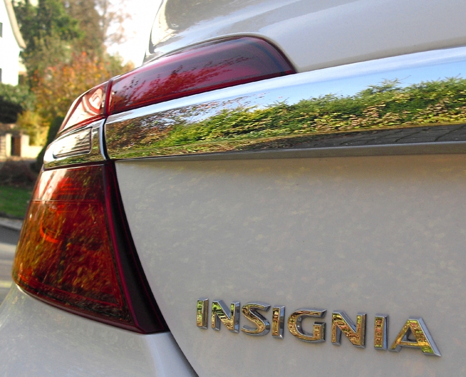 Auto im Alltag: Opel Insignia - Moderne Leuchteinheit hinten mit Modellschriftzug.