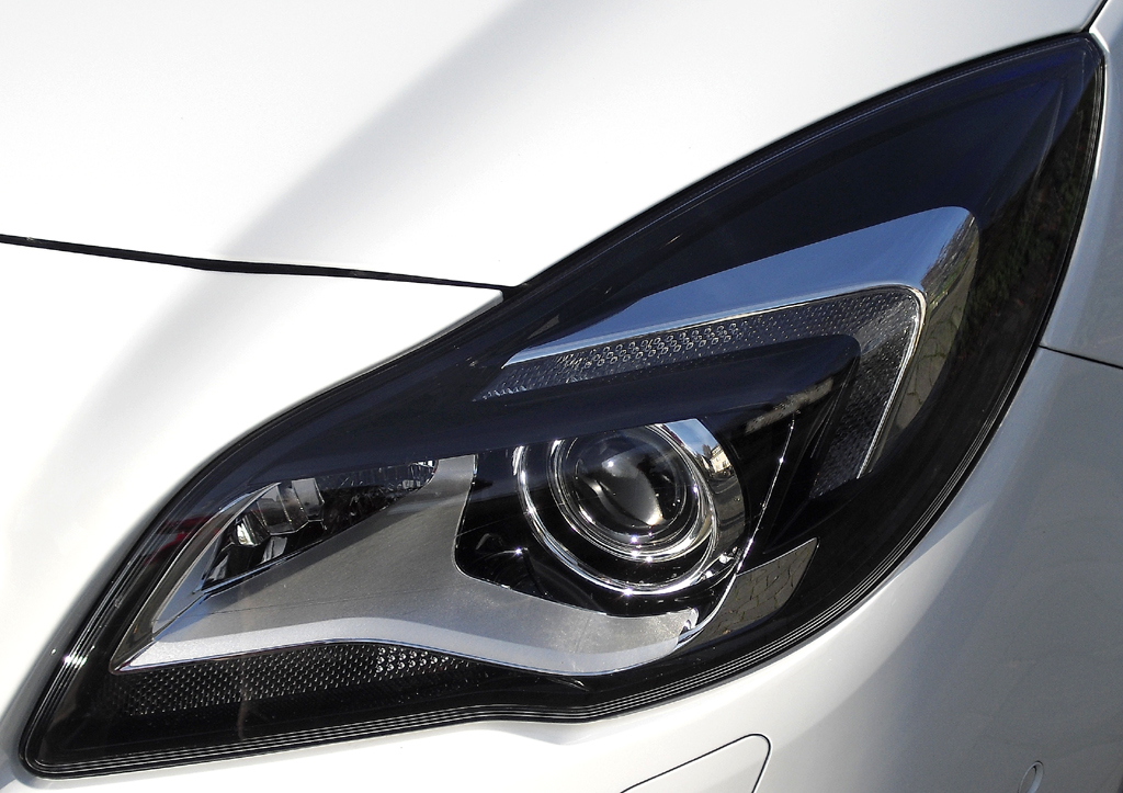 Auto im Alltag: Opel Insignia - Moderne Leuchteinheit mit LED-Tagfahrlicht vorn.