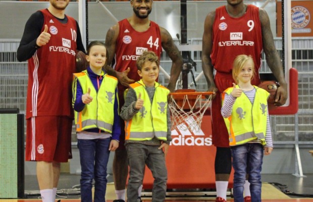 Basketballer unterstützen Sicherheitswesten-Aktion