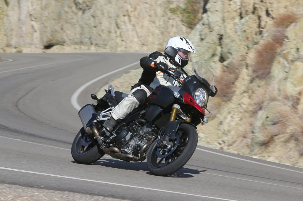 Beherrschender Fahreindruck ist die sehr leichte Zugänglichkeit des V-Strom 1000: Sie macht es ihrem Fahrer in jeder Situation leicht, reagiert fast schon intuitiv auf die Befehle des Piloten