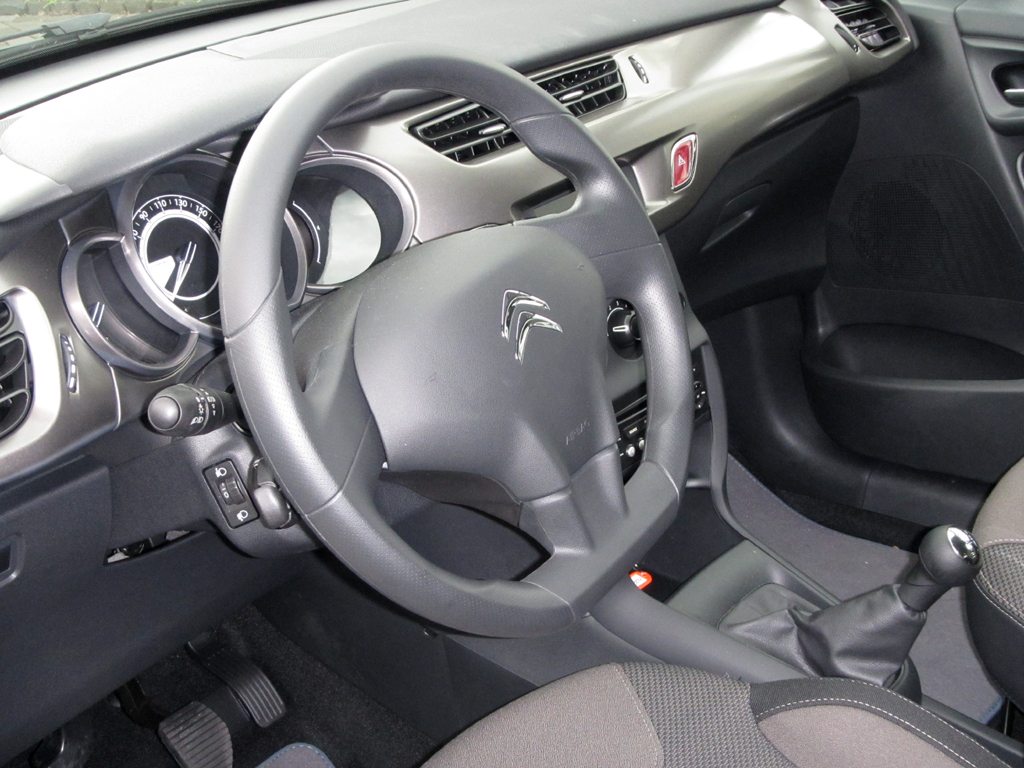 Blick ins Cockpit mit dem etwas weit unten sitzenden Bedienfeld für das Audiosystem.