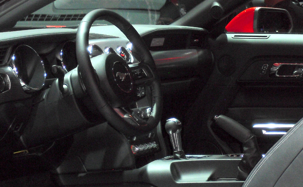 Blick ins Cockpit von Fords amerikanischer Sportwagen-Ikone.