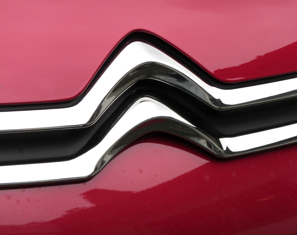 Citroën C4 Picasso: Der Doppelwinkel sitzt vorn in einer Chromspange. 