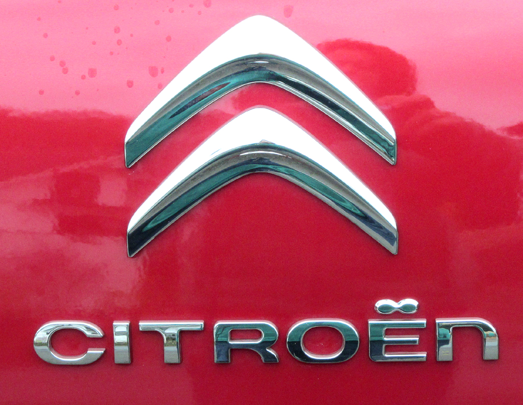 Citroën C4 Picasso: Doppelwinkel und Markenschriftzug auf der Heckklappe. 