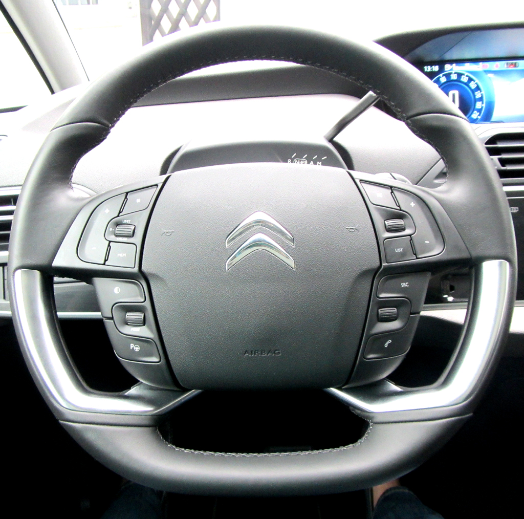 Citroën C4 Picasso: Ins Lenkrad sind verschiedene Funktionen integriert. 