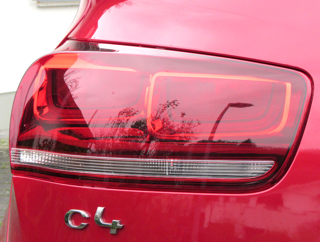Citroën C4 Picasso: Moderne Leuchteinheit hinten mit Baureihen-Kürzel. 
