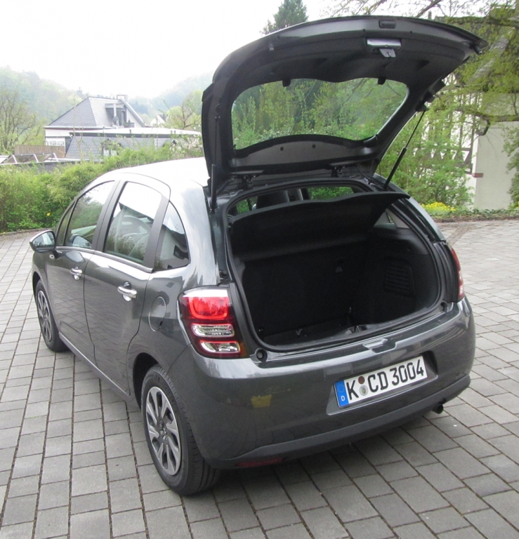Das Gepäckabteil fasst erweiterbare 300 Liter. 