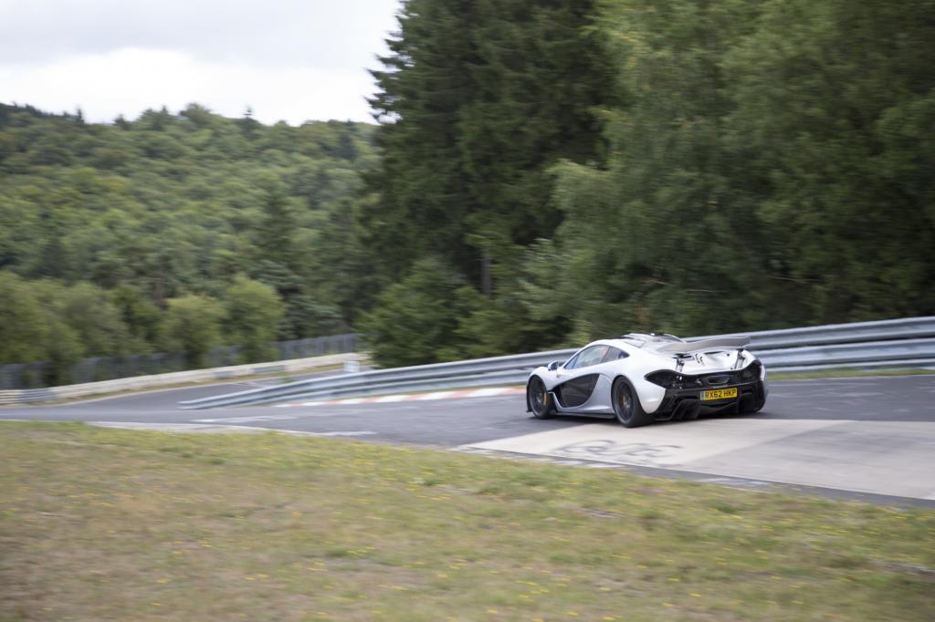 Der McLaren P1 raste mit mehr als 178 km/h Durchschnittsgeschwindigkeit über die 20,8 kurvigen Kilometer der legendären Eifelpiste