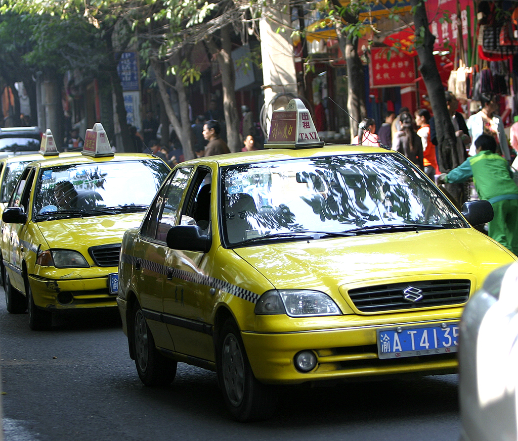 Der Verkehr, hier Taxis in Chongqing in China, nimmt immer mehr zu. Trotzdem bleiben Pkw begehrt.